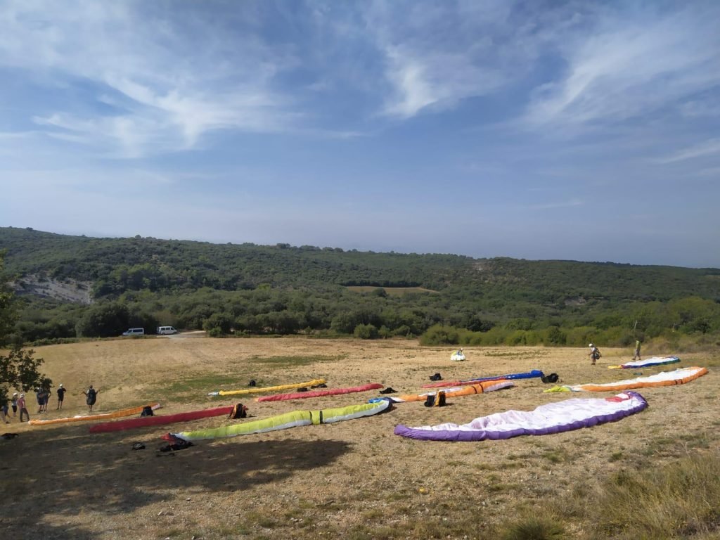 Les élèves sont en pente école et ready pour la reprise en gonflage
séance stage parapente forfait